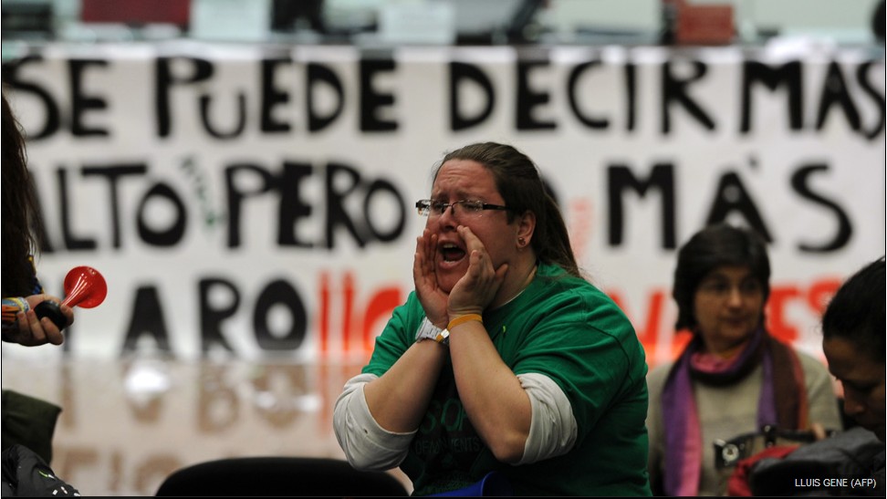 mejores fotos de prensa Una activista antidesahucios grita durante una protesta contra los desalojos, en el interior de una oficina del Banco Popular en Barcelona.