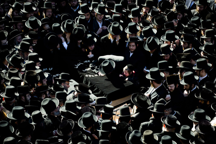 fotos periodísticas de la semana Los miembros de la comunidad ortodoxa Satmar practican un duelo judío sobre los ataúdes en el funeral de dos futuros padres que perdieron la vida en un accidente de coche, en Brooklyn, Nueva York. John Minchillo — AP.