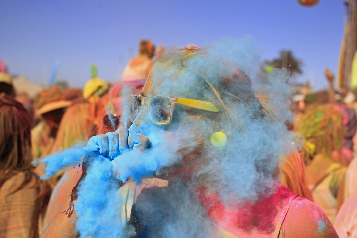 fotos periodísticas de la semana Una mujer sopla polvo de pintura azul sobre su amigo durante el Festival de Holi del color que se celebró en la ciudad de Ciudad del Cabo, Sudáfrica. Schalk van Zuydam — AP.